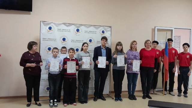 Линейка, посвящённая победителям отборочного тура олимпиады по английскому языку.